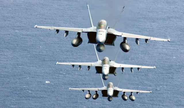 Fighter jets flying ocean formation free wallpaper for desktop - medium preview image