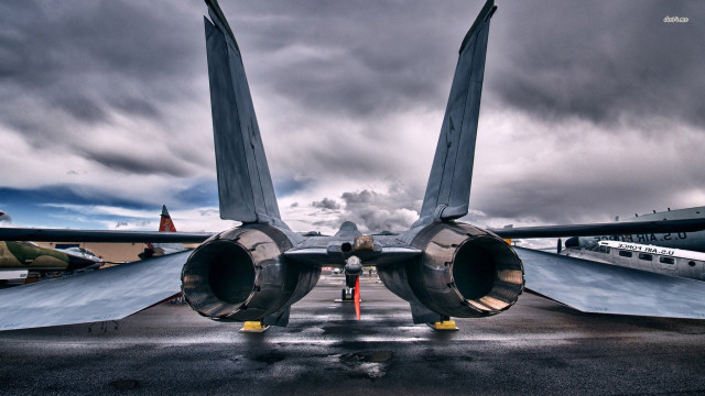 Large jet airport tarmac cloudy free wallpaper for desktop - medium preview image