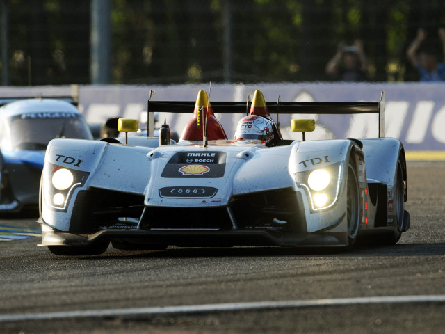 Race car track sidelines crowd free wallpaper for desktop - medium preview image