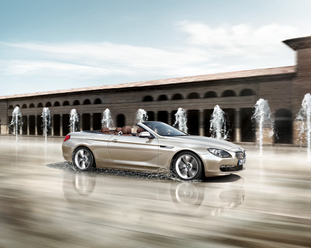 Silver convertible car fountain clocktower free wallpaper for desktop - medium preview image