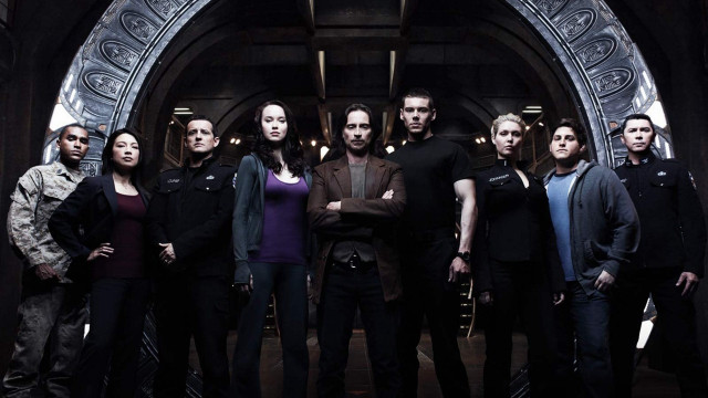 Group people room circular doorway free wallpaper for desktop - medium preview image