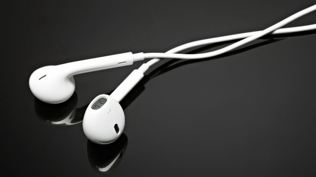 Ear buds table black background free wallpaper for desktop - medium preview image