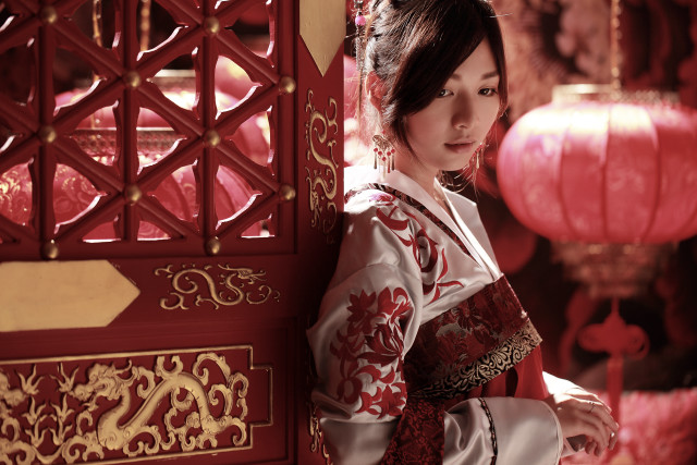 Woman kimono red door lanterns free wallpaper for desktop - medium preview image