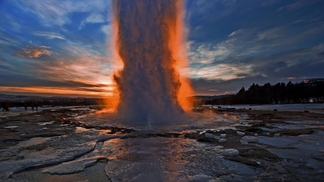 Geyser sunset dawn water people free wallpaper for desktop - medium preview image