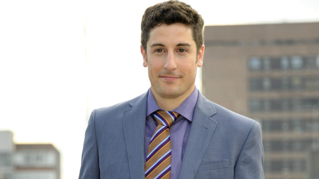 Man suit tie building city free wallpaper for desktop - medium preview image