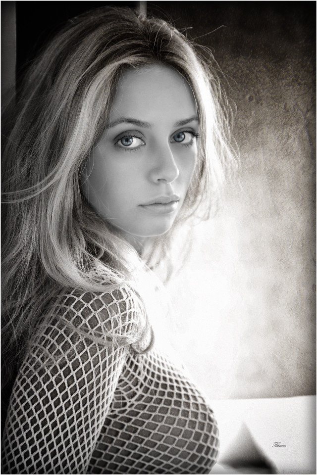 Woman long hair mesh shirt free wallpaper for mobile - medium preview image