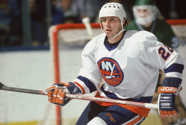 Hockey player moving puck helmet free wallpaper for desktop - medium preview image