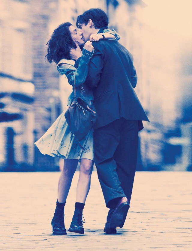 Man woman kissing city street free wallpaper for mobile - medium preview image