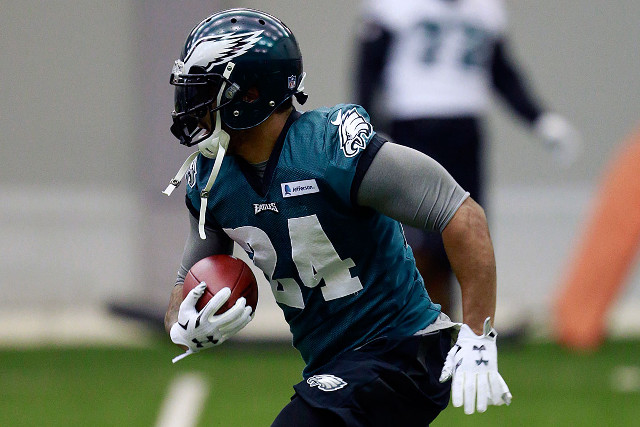 Football player running ball helmet free wallpaper for desktop - medium preview image