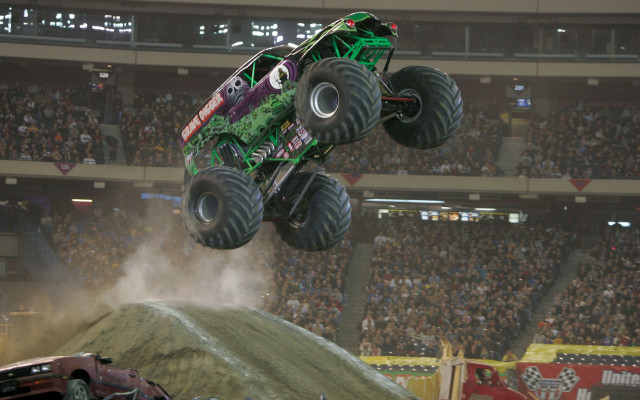 Monster truck dirt stadium people free wallpaper for desktop - medium preview image