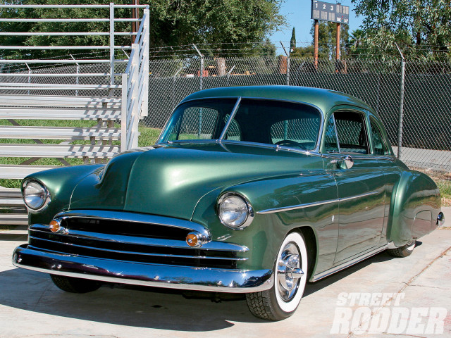 Green classic car fenced area free wallpaper for desktop - medium preview image