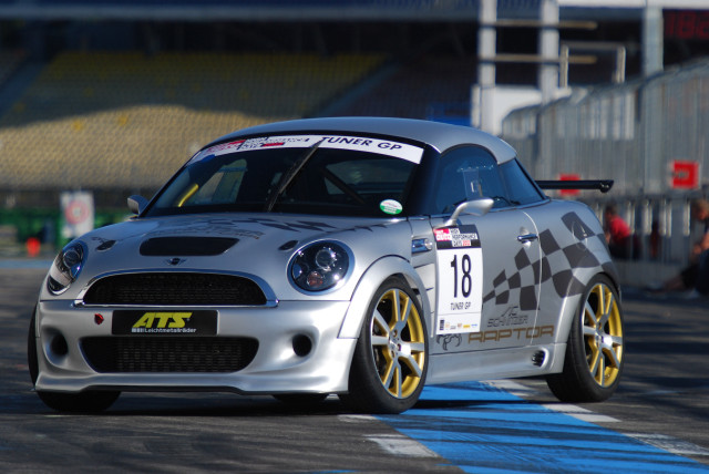 Silver car racing track number free wallpaper for desktop - medium preview image