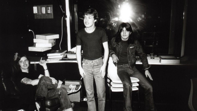 Group people sitting room desk free wallpaper for desktop - medium preview image