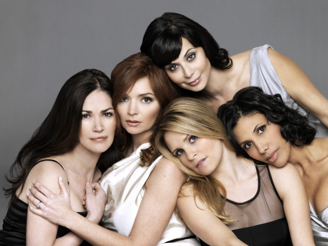 Women group posing photo studio free wallpaper for desktop - medium preview image