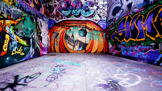 Graffiti room skull wall hole free wallpaper for desktop - medium preview image