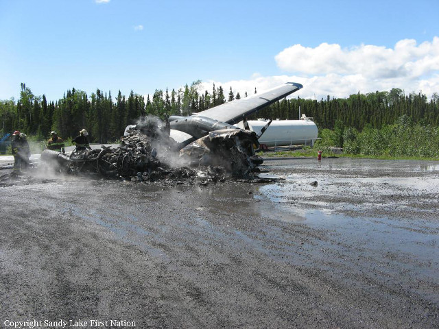 Plane side mud water people free wallpaper for desktop - medium preview image