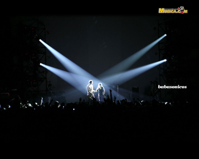 Couple people stage spotlights concert free wallpaper for desktop - medium preview image