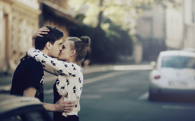 Man woman kissing street car free wallpaper for desktop - medium preview image