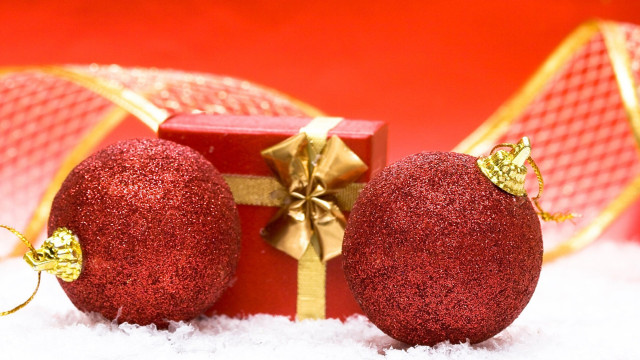 Red ornaments gold bow red free wallpaper for desktop - medium preview image