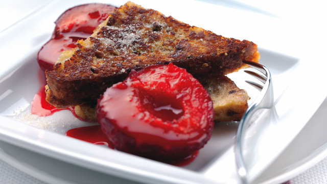 French toast strawberries fork knife free wallpaper for desktop - medium preview image