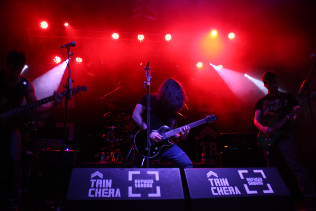 Band playing red lights guitar free wallpaper for desktop - medium preview image