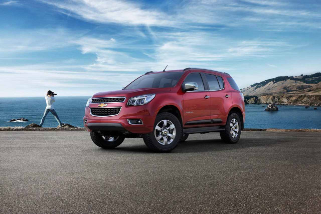 Red chevrolet suv ocean road free wallpaper for desktop - medium preview image