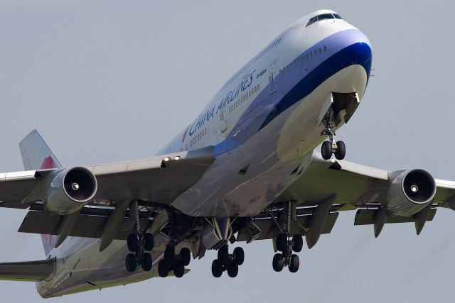 Large passenger jet gray sky free wallpaper for desktop - medium preview image