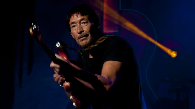 Man holding guitar microphone performance free wallpaper for desktop - medium preview image