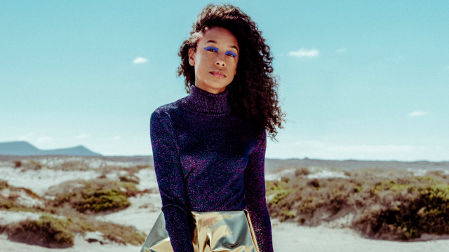 Woman gold purse beach blue free wallpaper for desktop - medium preview image