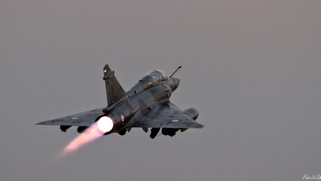 Jet light smoke trail luminais free wallpaper for desktop - medium preview image