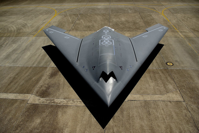 Jet airport tarmac yellow line free wallpaper for desktop - medium preview image