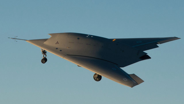 Large gray jet blue sky free wallpaper for desktop - medium preview image