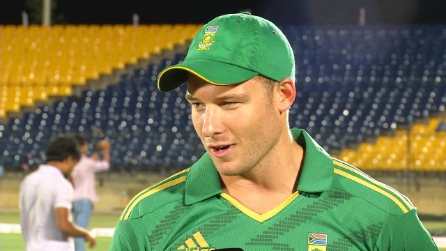 Green shirt hat cityscape crowd free wallpaper for desktop - medium preview image