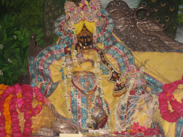 Statue crowned person flower surrounding free wallpaper for desktop - medium preview image