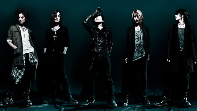 Group people standing wall green free wallpaper for desktop - medium preview image