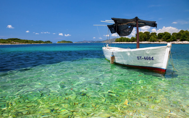 Boat shallow water beach clear free wallpaper for desktop - medium preview image