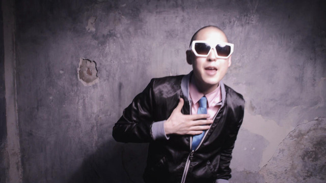 Man sunglasses jacket tie shoulder free wallpaper for desktop - medium preview image