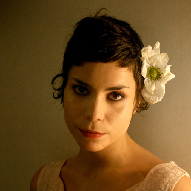 Woman flower hair white dress #3 free wallpaper for tablet - medium preview image