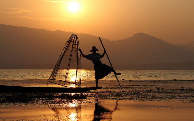Woman boat pole net sunset free wallpaper for desktop - medium preview image