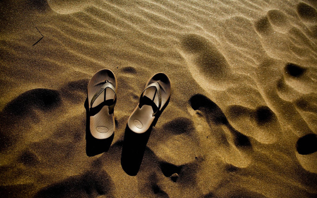 Shoes beach sand shoe brush free wallpaper for desktop - medium preview image