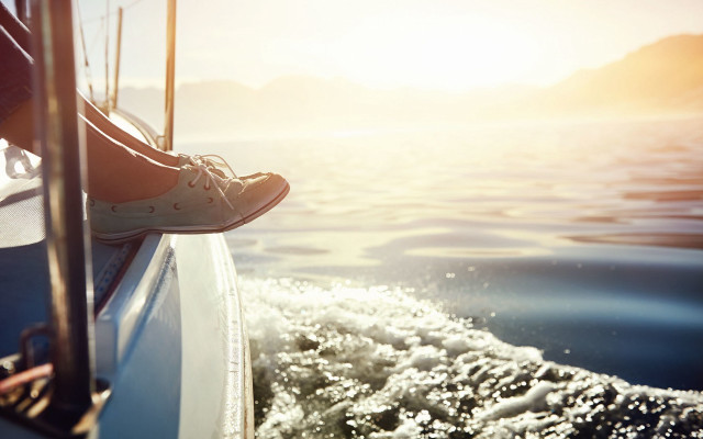Feet boat water sunshine edge free wallpaper for desktop - medium preview image