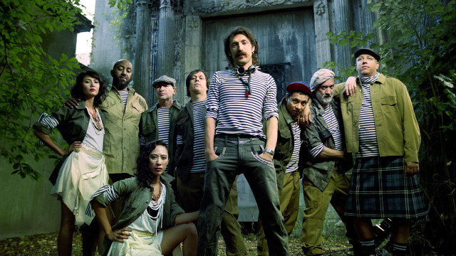 Group people standing door striped free wallpaper for desktop - medium preview image