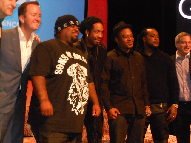 Men stage microphone screen group free wallpaper for desktop - medium preview image