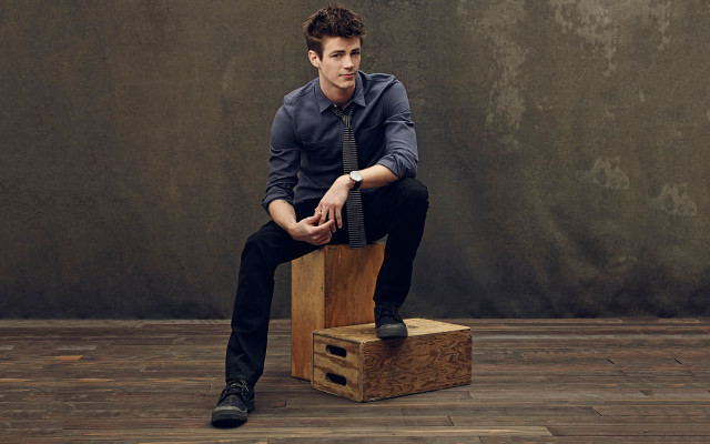 Man sitting wooden box crossed free wallpaper for desktop - medium preview image