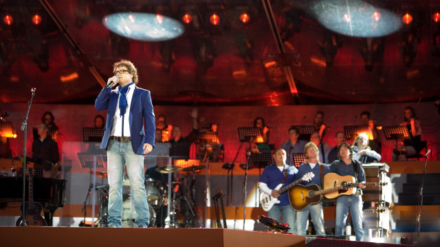 Man stage microphone band performance #2 free wallpaper for desktop - medium preview image