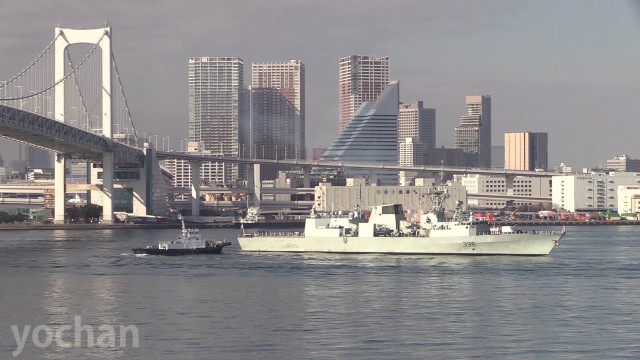 Boat water bridge city background free wallpaper for desktop - medium preview image