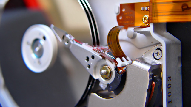 Hard drive screw center technology free wallpaper for desktop - medium preview image