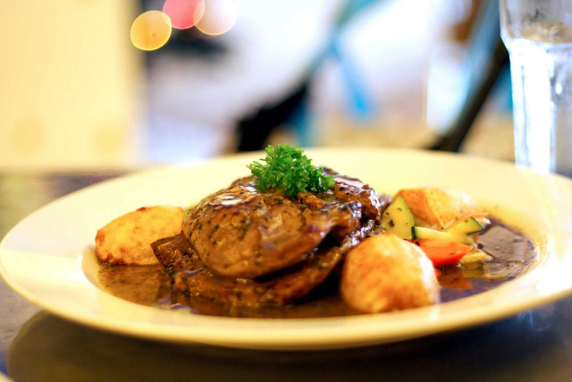 Plate meat potatoes water blurry free wallpaper for desktop - medium preview image