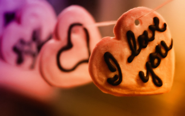 Heart shaped cookies hanging string free wallpaper for desktop - medium preview image