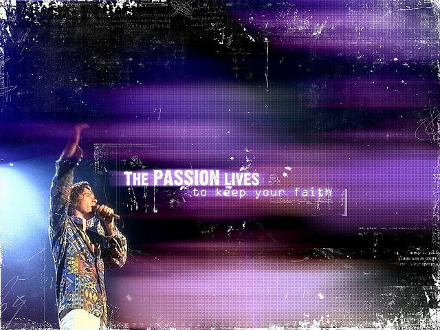 Man microphone stage purple background free wallpaper for desktop - medium preview image